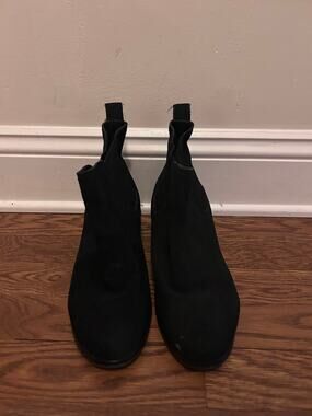 EUC Tom's Women's Sz 10 Ella Black Suede Chelsea Ankle Boots Classic Minimalist